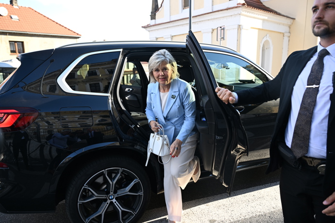 Eva Pavlová vystupuje z vozidla. 