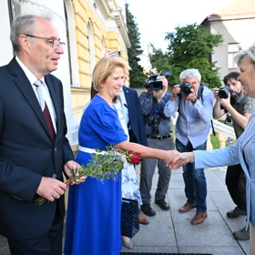Eva Pavlová při vítání prvňáčků. 