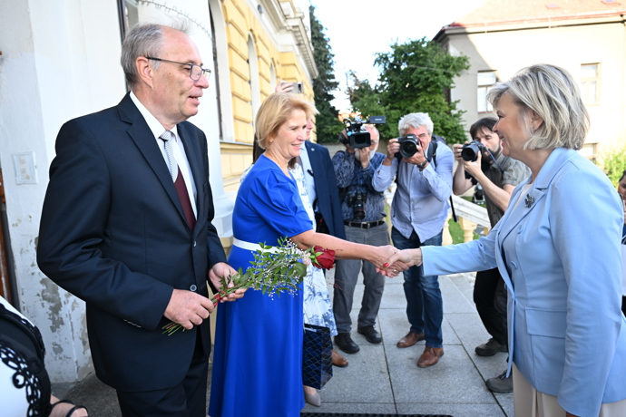 Eva Pavlová při vítání prvňáčků. 