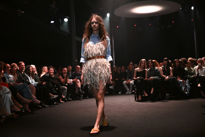Romantická mašle ve vlasech, nebo messy rozcuch? Inspirujte se účesy z pražského fashion weeku Romantická mašle ve vlasech, nebo messy rozcuch? Inspirujte se účesy z pražského fashion weeku