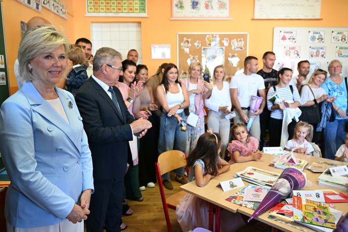 Eva Pavlová při vítání prvňáčků. 
