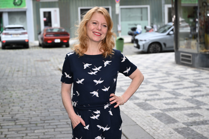 Monika Zoubková hraje v Ulici protivnou němčinářku.