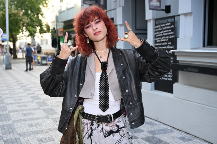 Anna Dvořáková na premiéře zaujala výrazným účesem i netradičním outfitem.
