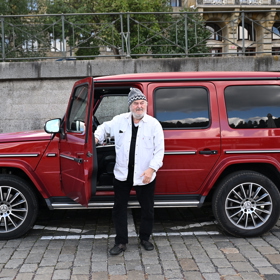 Dorazil v autě značky Mercedes-Benz řady G.