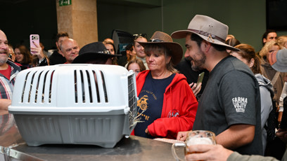 FOTO: Vojta dostal od jedné paní šlechtěnou slepici.