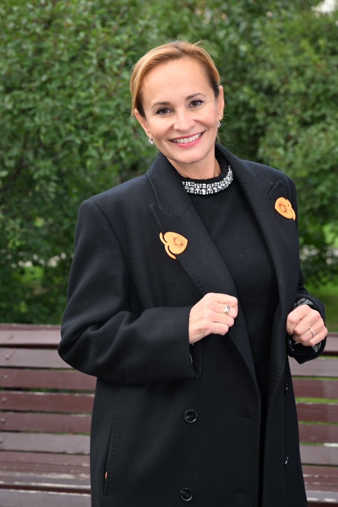 Monika Absolonová se zahalila celá do černé. 