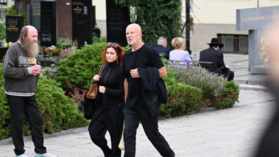 FOTO: Ondřej Soukup s Luciou Šoralovou na pohřbu Richarda Tesaříka.