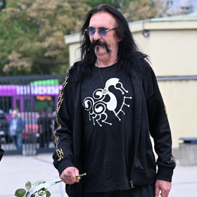 Bubeník Jiří Hrubeš na pohřbu Richarda Tesaříka.
