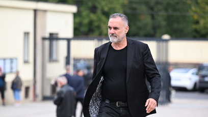 FOTO: Zpěvák Jan Kalousek na pohřbu Richarda Tesaříka.