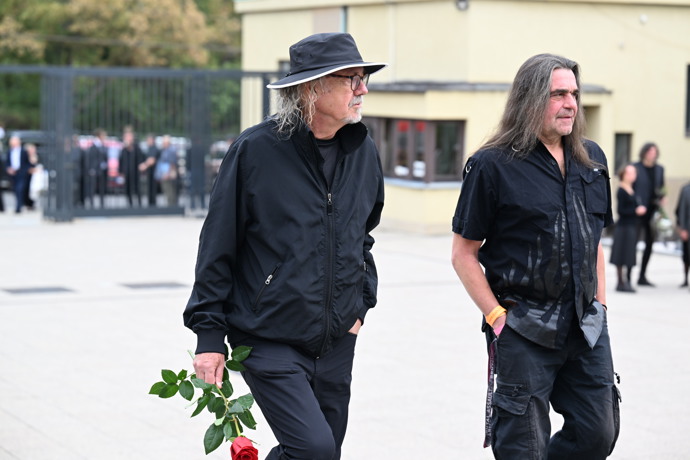 Ondřej Hejma na pohřbu kolegy Richarda Tesaříka.