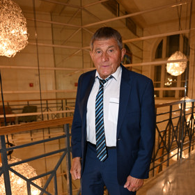 Do luxusního pražského hotelu oblékl tmavě modrý oblek, bílou košili a proužkovanou kravatu.