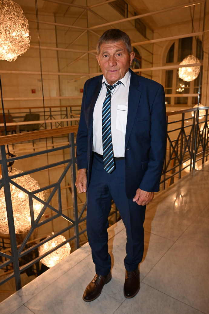Do luxusního pražského hotelu oblékl tmavě modrý oblek, bílou košili a proužkovanou kravatu. 