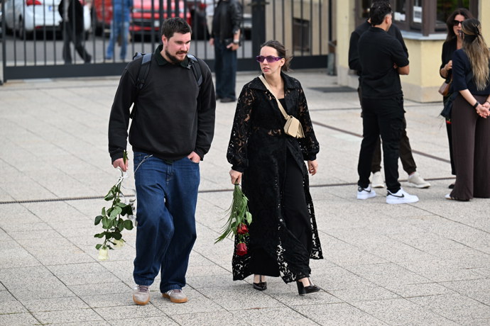 Michaela Tomešová na pohřbu Richarda Tesaříka.
