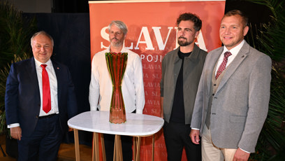 FOTO: Návrh pochází z dílny oceňovaného designéra Lukáše Jabůrka a pohár zhotovila sklárna AJETO.
