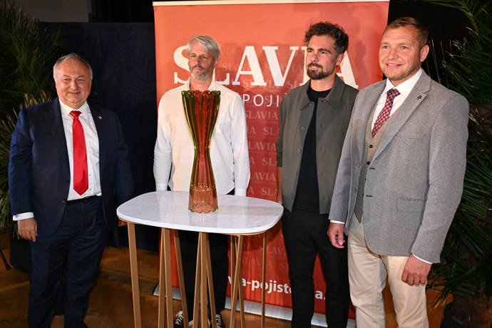 Návrh pochází z dílny oceňovaného designéra Lukáše Jabůrka a pohár zhotovila sklárna AJETO. 