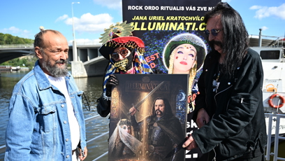 FOTO: Malíř Roman Řehák taktéž daroval obraz.