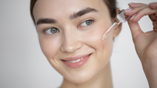 Na podzim konečně můžete zařadit retinol, ale dodržte tři pravidla. Pro koho se hodí a s čím by se neměl kombinovat Na podzim konečně můžete zařadit retinol, ale dodržte tři pravidla. Pro koho se hodí a s čím by se neměl kombinovat