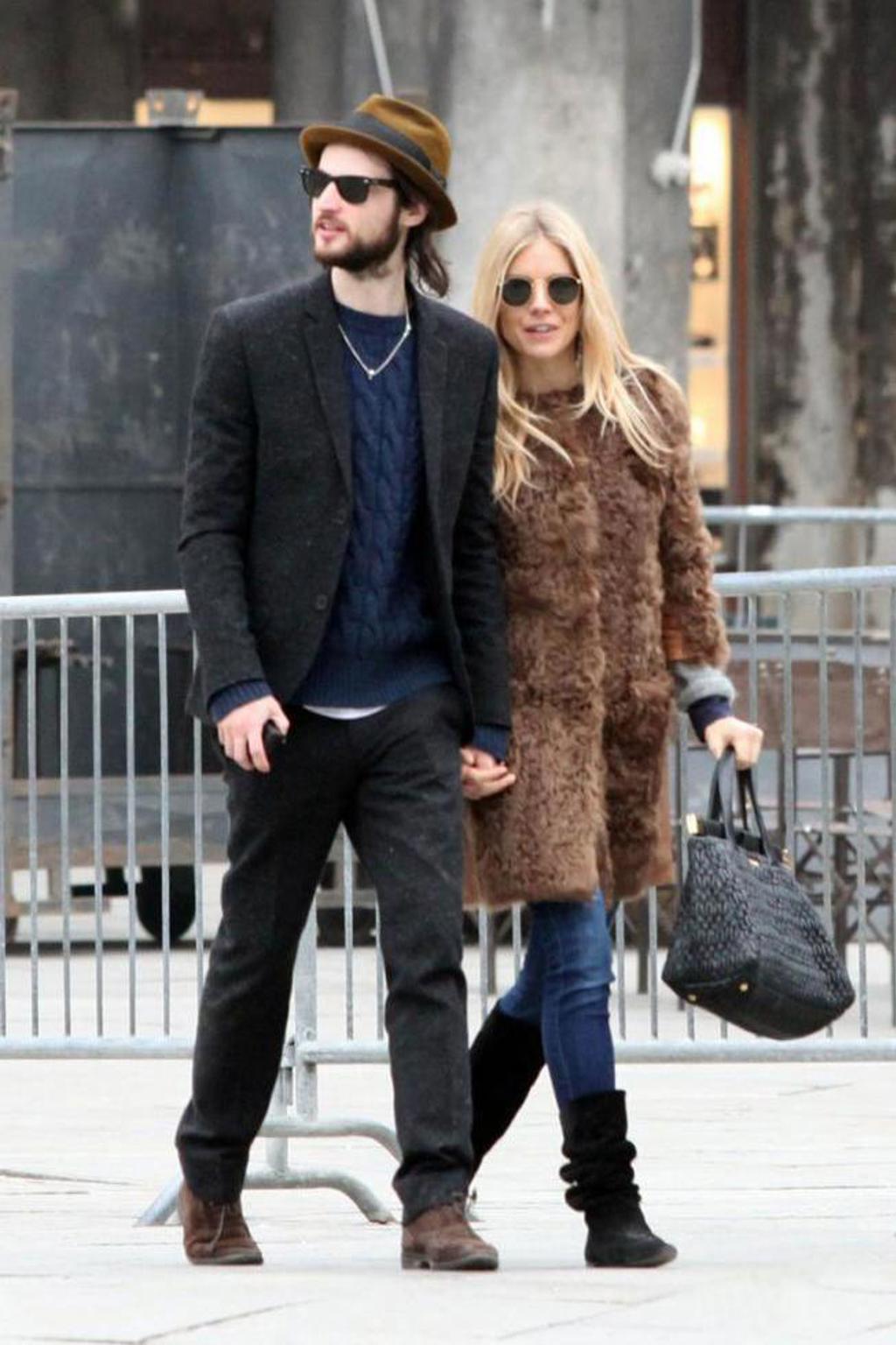 Posuďte sami: Sienna Miller s přítelem Posuďte sami: Sienna Miller s přítelem