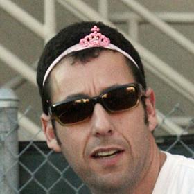 Adam Sandler je v oblékání jako hollywoodská hvězda skutečně nekonvenční.