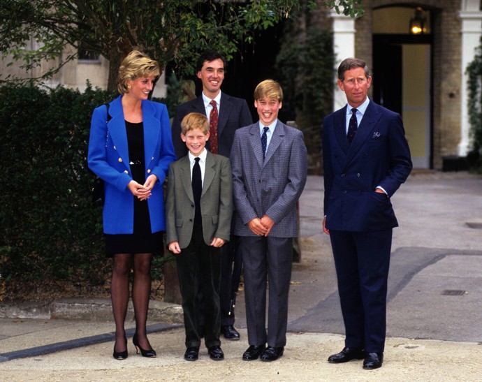 Také William si na první školní den v Etonu roku 1995 vzal oblek s kravatou. Vedle mámy Diany a táty Charlese mu ovšem dělal doprovod i mladší bratr Harry, který školu později rovněž vystudoval.