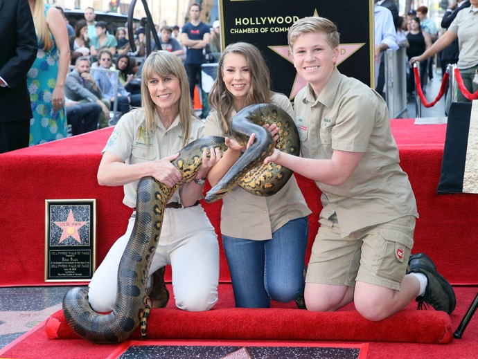 Terri, Bindi a Robert v roce 2018, kdy společně odhalili hvězdu Stevea Irwina na hollywoodském chodníku slávy.