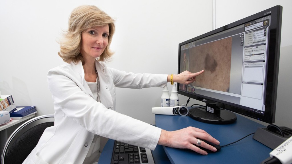 Večerní rutina podle dermatoložky Moniky Arenbergerové: 5 kroků, které dělá pro mladší vzhled a lepší spánek