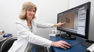 Večerní rutina podle dermatoložky Moniky Arenbergerové: 5 kroků, které dělá pro mladší vzhled a lepší spánek
