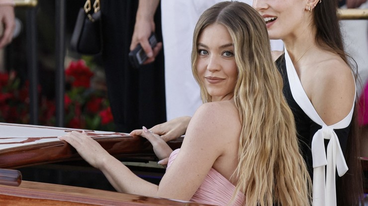 Sydney Sweeney se v reklamě svlékla donaha. Místo chvály čelí tvrdé kritice a nenávisti