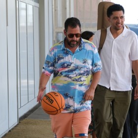 Zatímco jiní vyráží na filmové festivaly v róbách, Adam Sandler nahodí havajskou košili a jde.