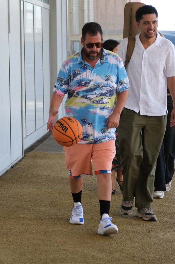 Zatímco jiní vyráží na filmové festivaly v róbách, Adam Sandler nahodí havajskou košili a jde. 