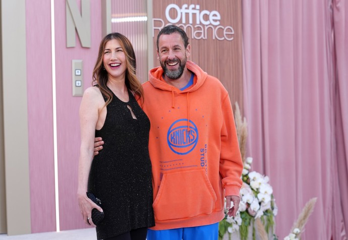 Adam Sandler vyrazil na premiéru ve velmi pohodovém outfitu. 