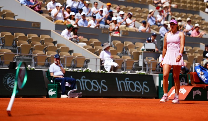 Mirra Andrejevová hází ve vzteku svou raketu často. Stalo se to i na French Open. 