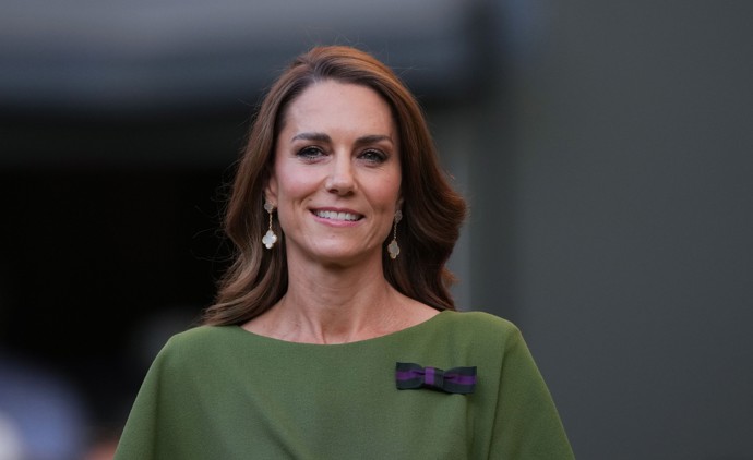 Takto vypadaly vlasy Kate při červencovém finále tenisového Wimbledonu. Tehdy ještě princezna z Walesu sázela u obličeje na jednolitou kaštanovou barvu.