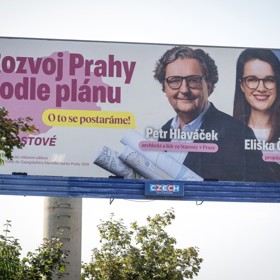Kandidáti STAN do podzimních komunálních voleb na magistrát Petr Hlaváček a Eliška Čepová na volebním billboardu na Strakonické