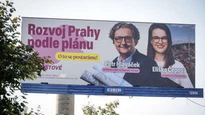 FOTO: Kandidáti STAN do podzimních komunálních voleb na magistrát Petr Hlaváček a Eliška Čepová na volebním billboardu na Strakonické
