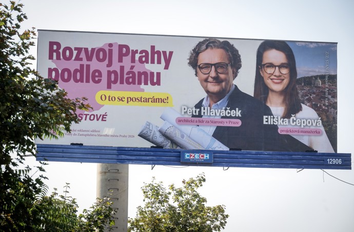 Kandidáti STAN do podzimních komunálních voleb na magistrát Petr Hlaváček a Eliška Čepová na volebním billboardu na Strakonické