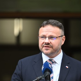 Ředitel Českého rozhlasu René Zavoral vyzval Andreje Babiše k veřejné debatě o konci koncesionářských poplaktů.