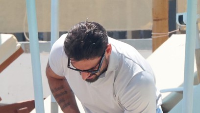 FOTO: Michele Morrone se převlékal z plavek do spodního prádla.