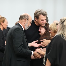 Na posledním rozloučení s Vítězslavem Markem se objevil Vojta Dyk se synem a manželkou.