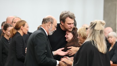 FOTO: Na posledním rozloučení s Vítězslavem Markem se objevil Vojta Dyk se synem a manželkou.