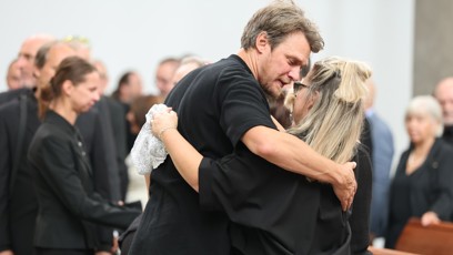 FOTO: Celý pohřeb byl plný emocí.