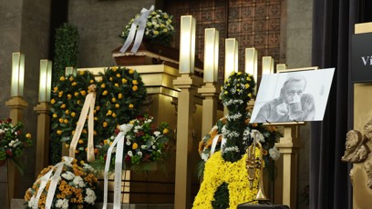 FOTO: Na pohřbu byla kytice ve tvaru kytary.