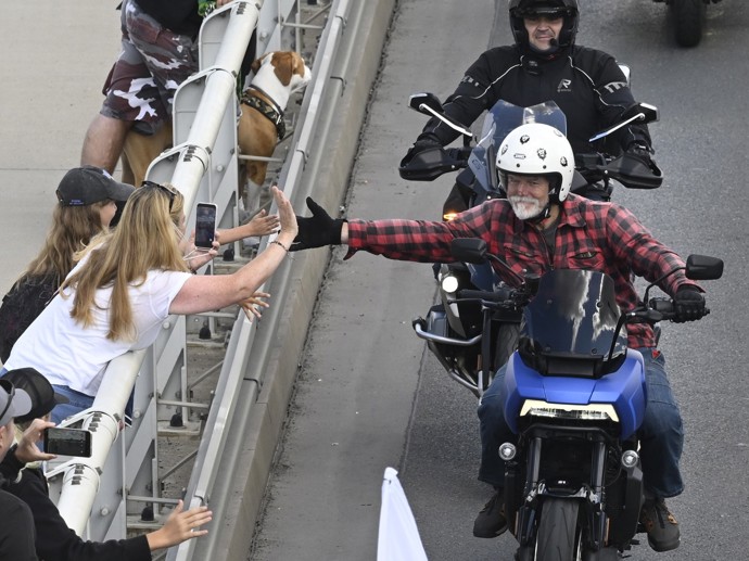 Petr Pavel se projel na motorce v čele průvodu. 