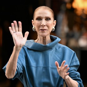 Céline Dion se v Paříži ukázala fanouškům ve výrazném modrém modelu a s vlasy staženými do hladkého drdolu.