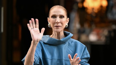 FOTO: Céline Dion se v Paříži ukázala fanouškům ve výrazném modrém modelu a s vlasy staženými do hladkého drdolu.