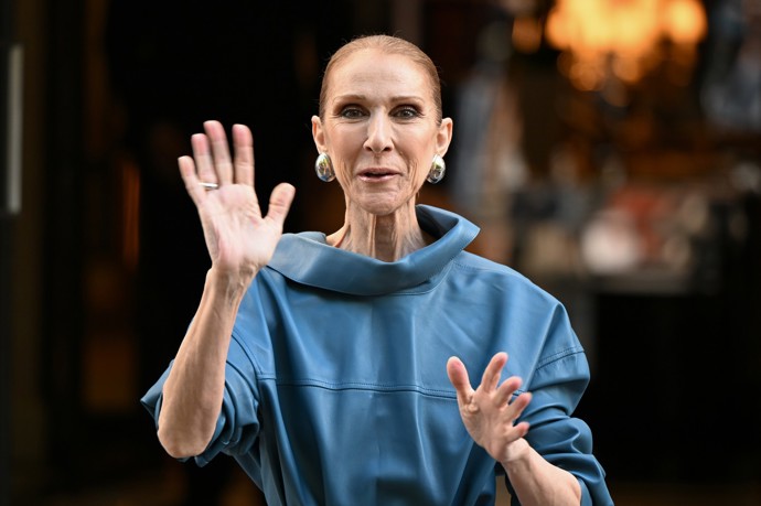 Céline Dion se v Paříži ukázala fanouškům ve výrazném modrém modelu a s vlasy staženými do hladkého drdolu.