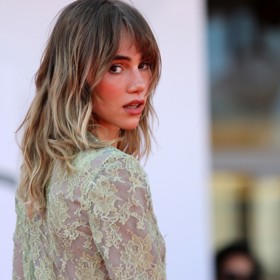 Suki Waterhouse se s ním pochlubila na filmovém festivalu v Benátkách.