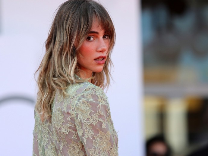 Suki Waterhouse se s ním pochlubila na filmovém festivalu v Benátkách.