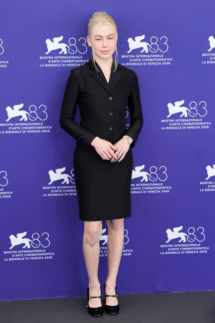 Phoebe Bridgers se na úvod festivalu postarala o rozruch nejen svým oblečením, ale i ochlupením. 