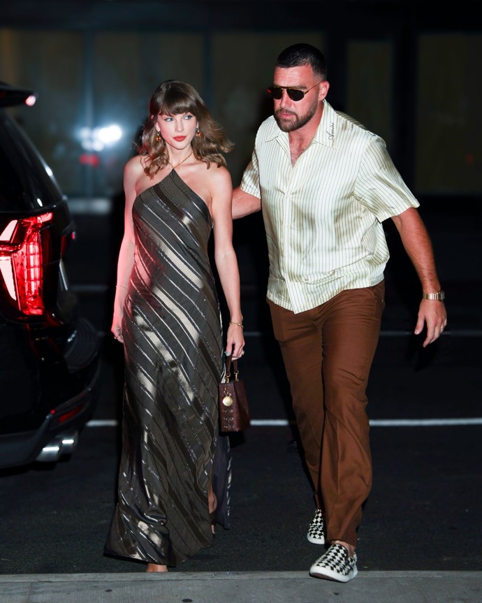 Extrémní zájem o tento účes lze očekávat poté, co si ze své pověstné dlouhé hřívy nechala sestříhat Taylor Swift. Zpěvačce navíc dodává jiskru ikonická ofina.